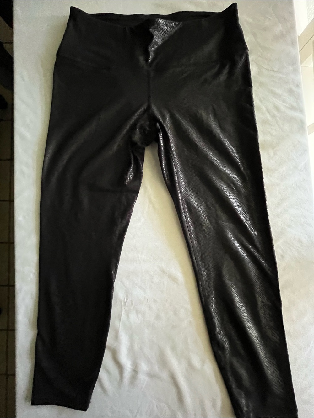 Black Snakeskin Textured Faux Leather Leggings Women’s Size L High Waist Stretch
